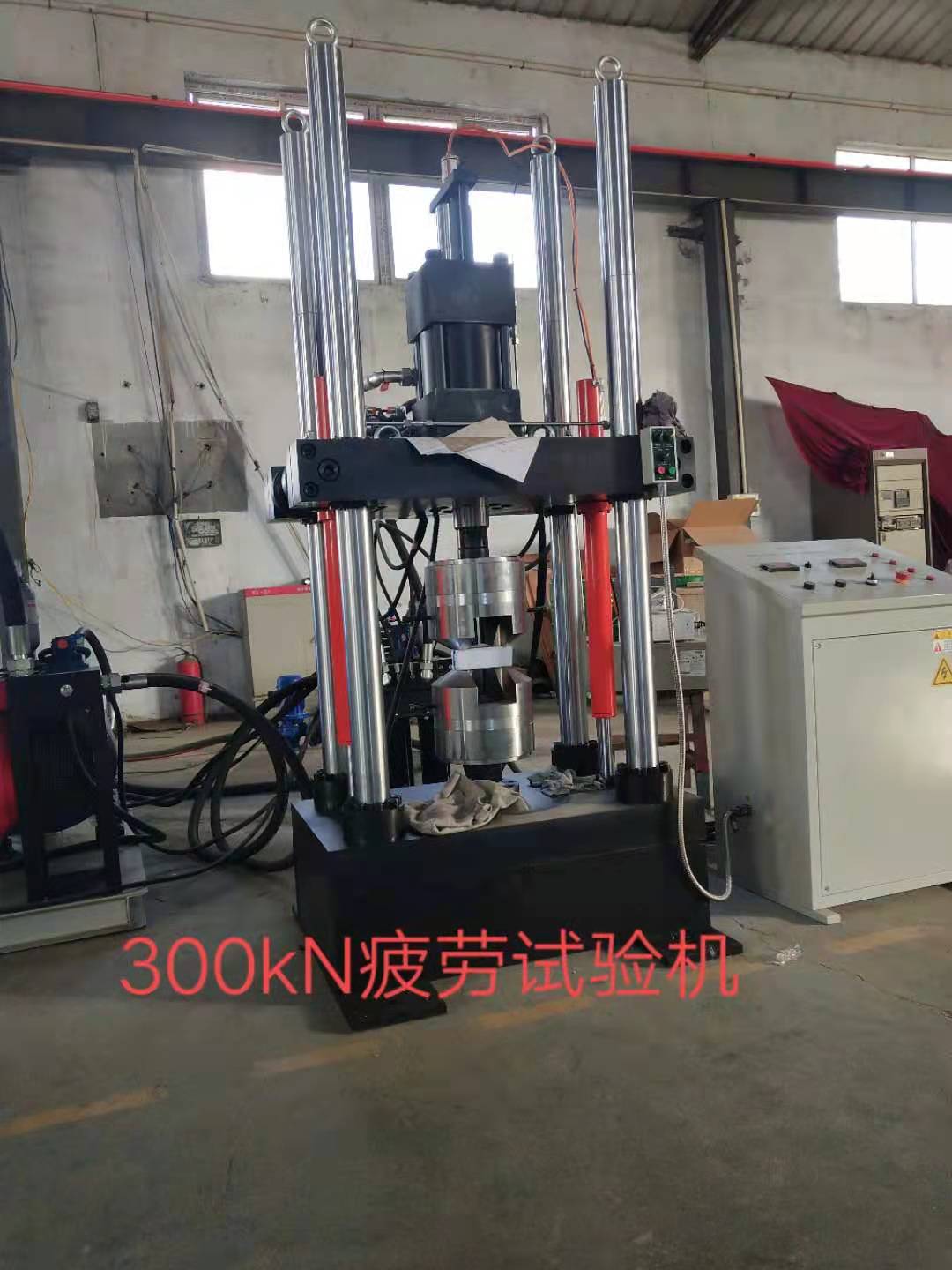 濟(jì)南新時(shí)代試金試驗(yàn)機(jī)廠出口俄羅斯、30噸疲勞試驗(yàn)機(jī)